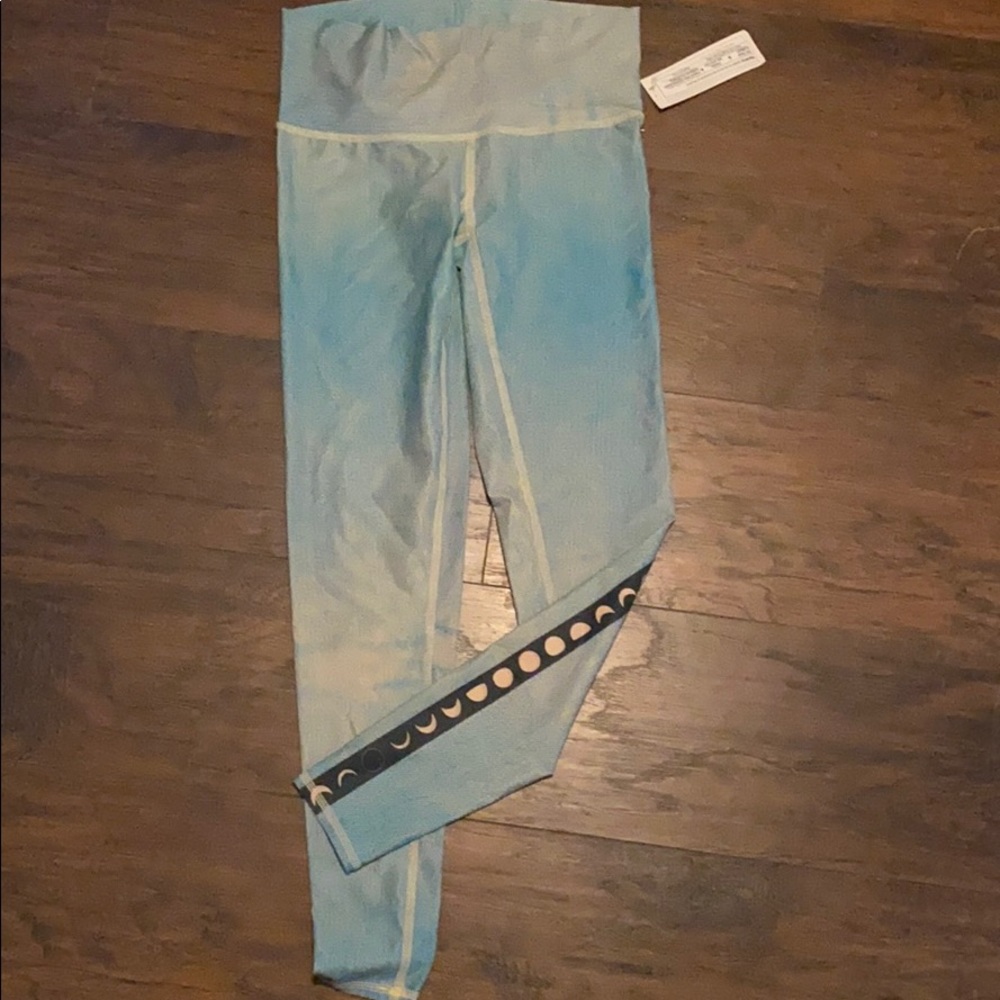 NWT RARE TEEKI HOT PANT LEGGING M MEDIUM